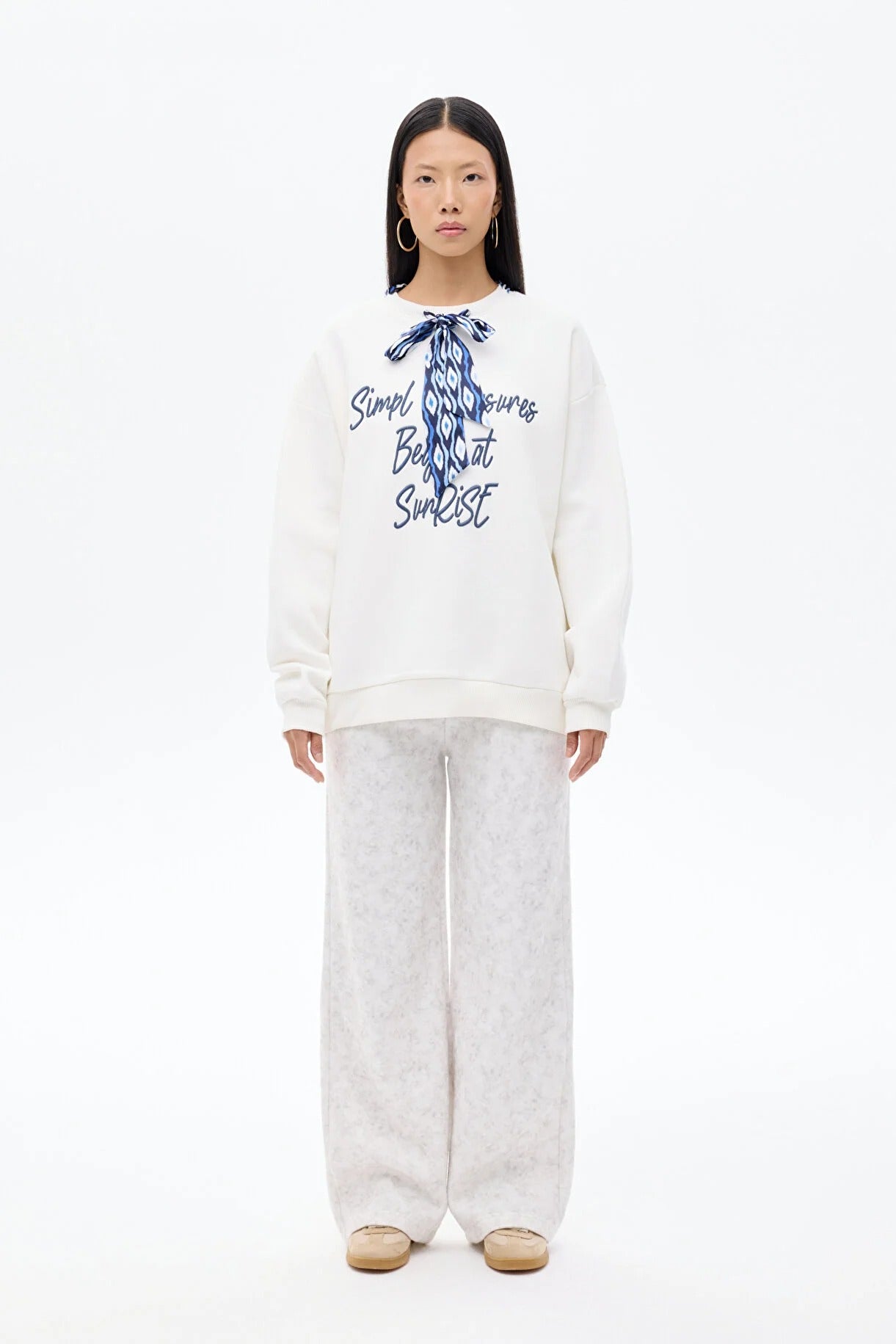 Fularlı Yazı Nakışlı Oversize Sweatshirt Ekru