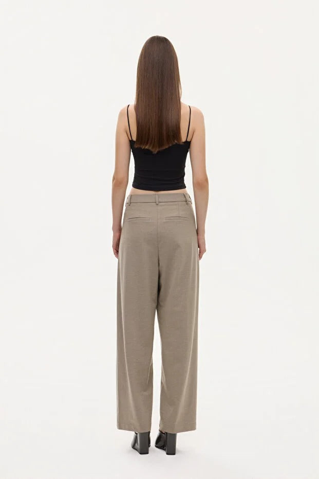 Düğme Detaylı Pileli Yüksek Bel Kumaş Pantolon Vizon