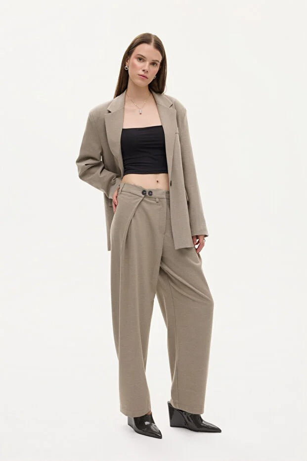 Düğme Detaylı Pileli Yüksek Bel Kumaş Pantolon Vizon