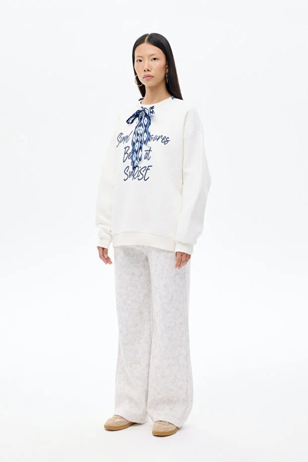 Fularlı Yazı Nakışlı Oversize Sweatshirt Ekru