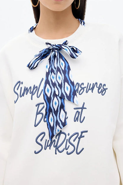Fularlı Yazı Nakışlı Oversize Sweatshirt Ekru